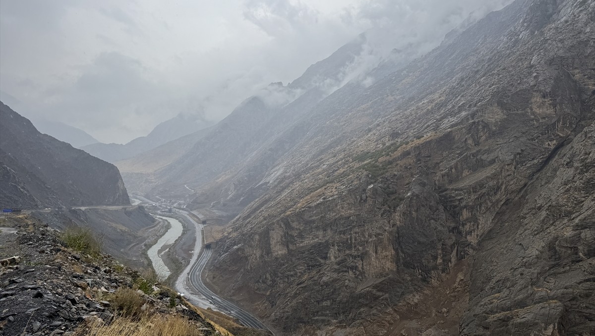 Hakkari'de sağanak etkili oldu