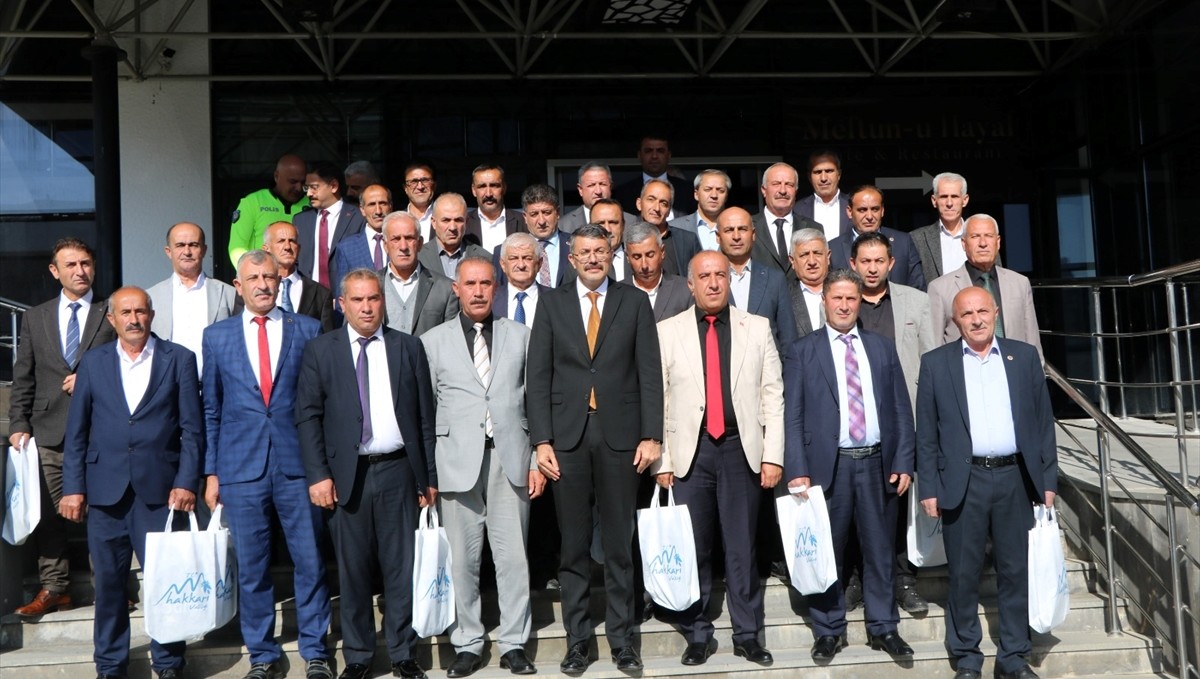 Hakkari Valisi Çelik, muhtarlarla bir araya geldi