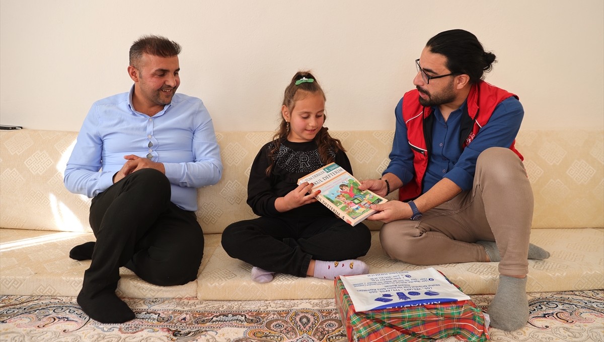 Hakkarili gençler, projeleriyle başarılı öğrencilerin eğitim hayatına katkı sağlıyor