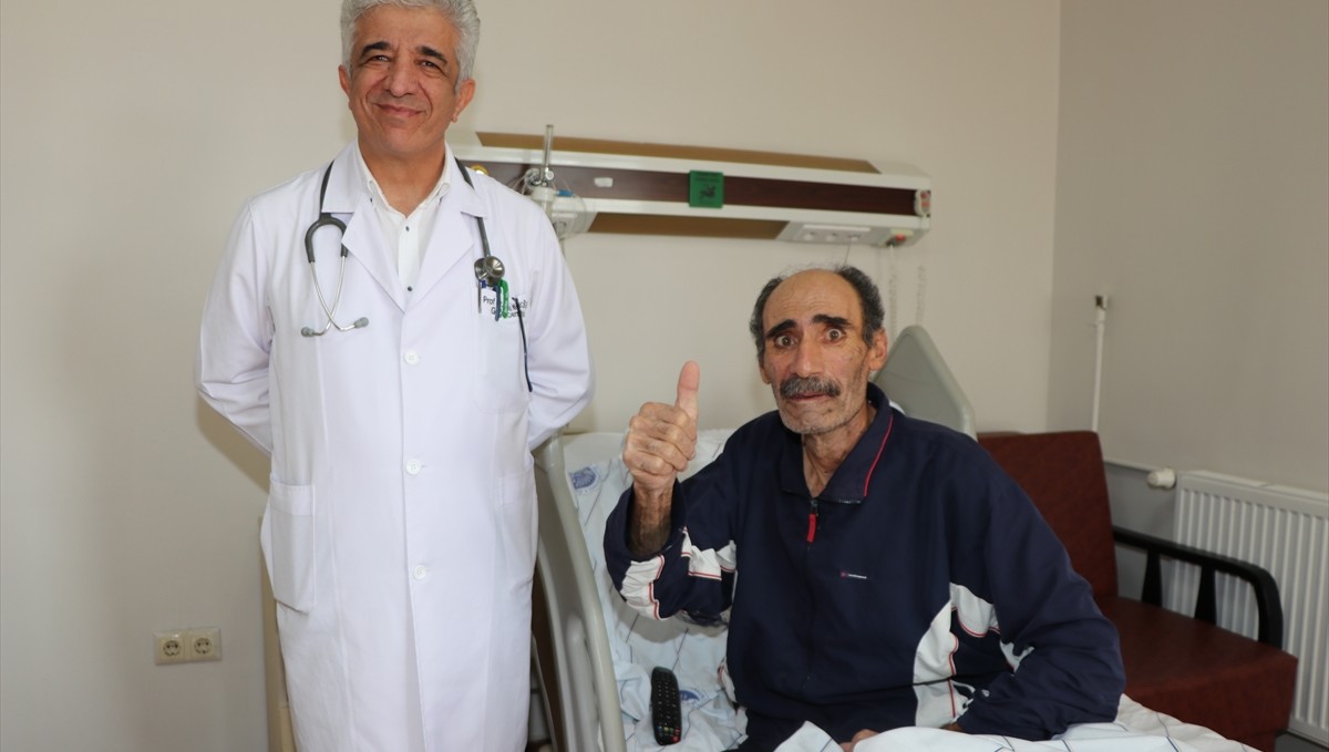 Hastanın akciğerinden alınan karpuz büyüklüğündeki kitle 30 yıllık cerrahı şaşırttı
