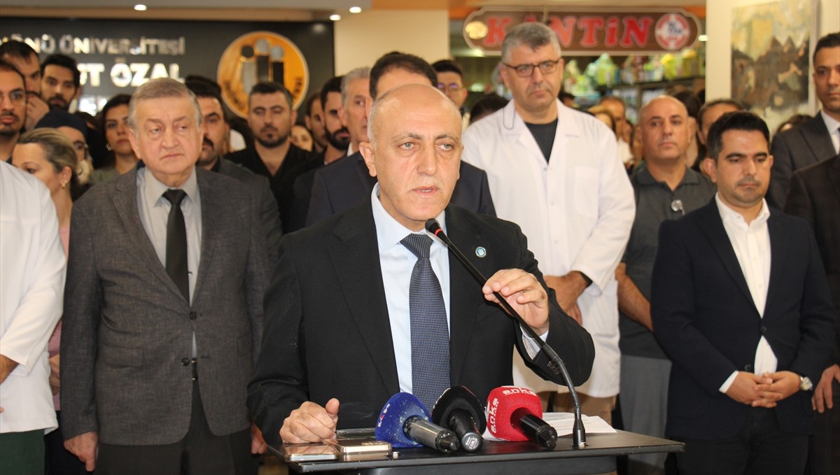 İnönü Üniversitesi'nde sağlık çalışanlarına yönelik saldırılar protesto edildi