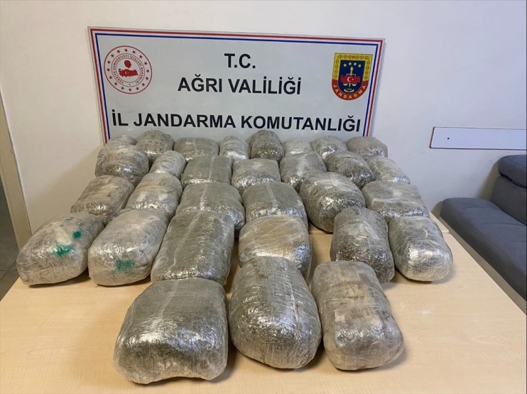 İran sınırında menfezde 32 kilogram esrar ele geçirildi