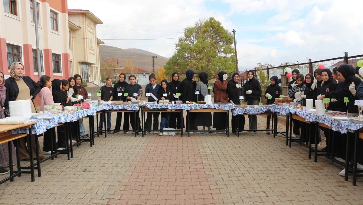 Karlıova'da Gazze yararına kermes düzenlendi