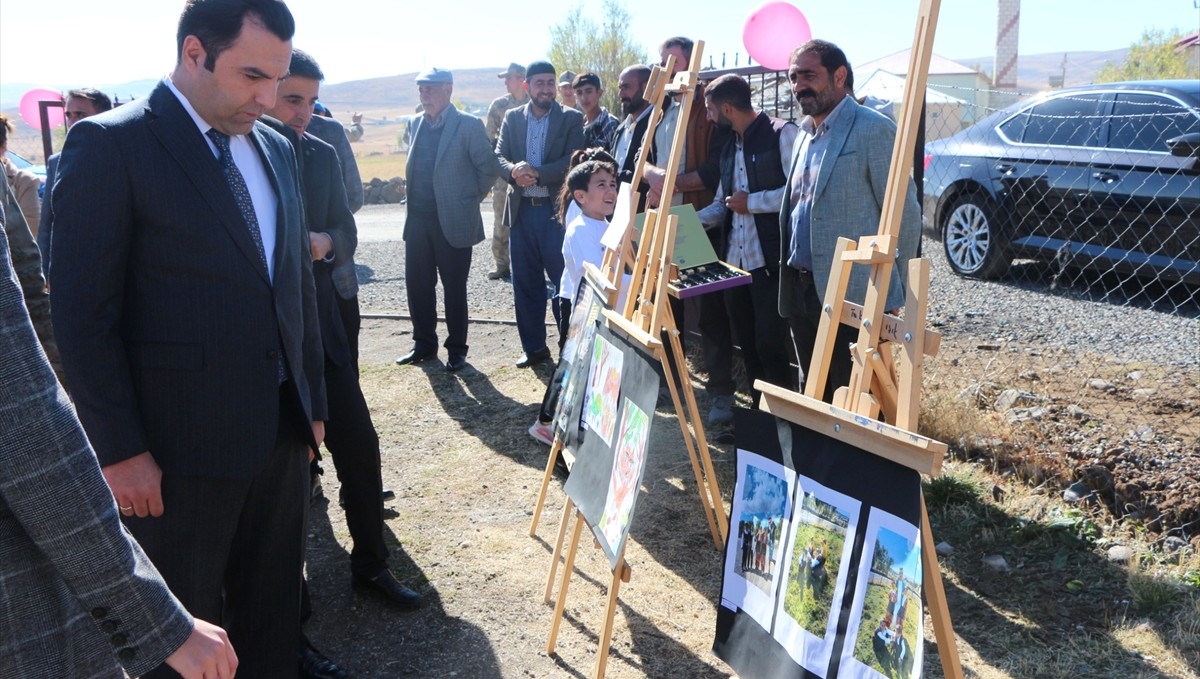 Karlıova'da ilkokul öğrencileri fotoğraf sergisi açtı