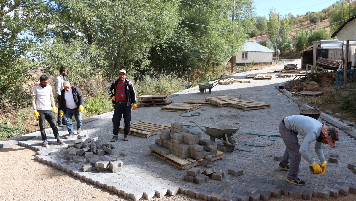 Karlıova'da kilitli parke taşı çalışmaları