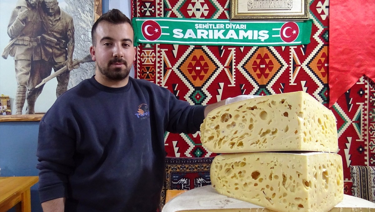 Kars'ın tescilli gravyer peyniri tezgahlarda yerini aldı