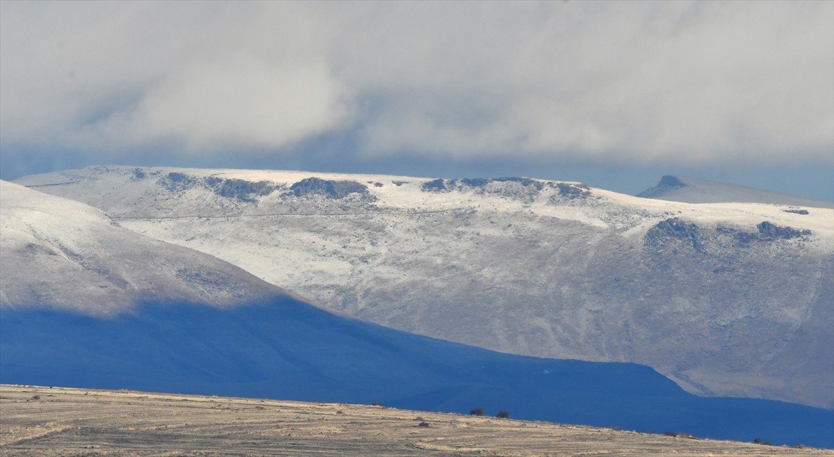 Kars'ın yüksek kesimleri beyaza büründü
