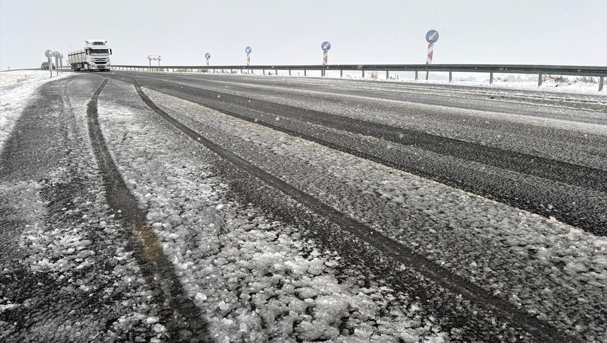 Sarıkamış'ta ilçe merkezine, Ardahan, Tunceli, Erzincan ve Ağrı'da ise yükseklere kar yağdı