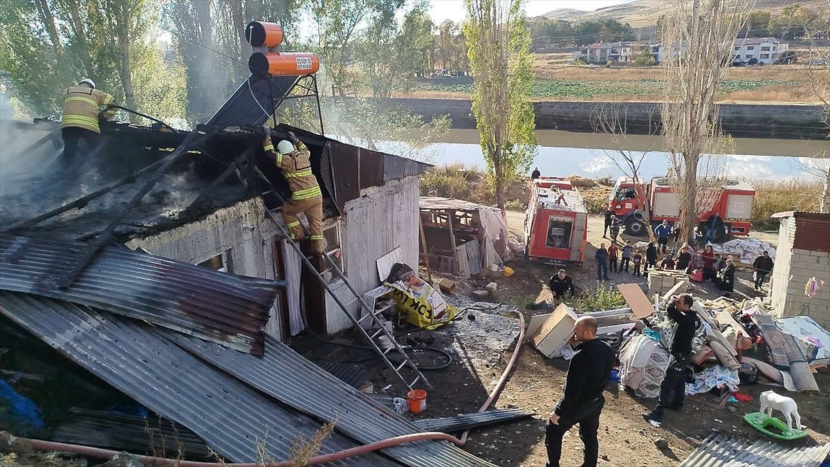 Kars'ta müstakil evde çıkan yangın söndürüldü