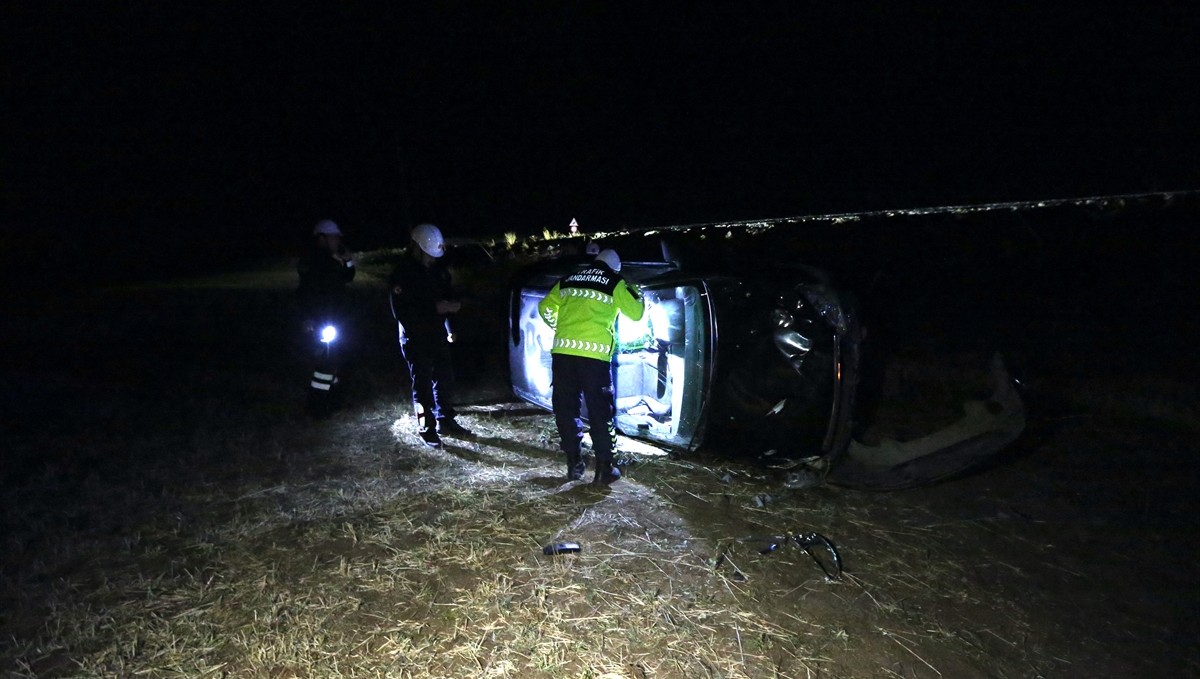 Kars'ta şarampole devrilen otomobildeki 4 kişi yaralandı