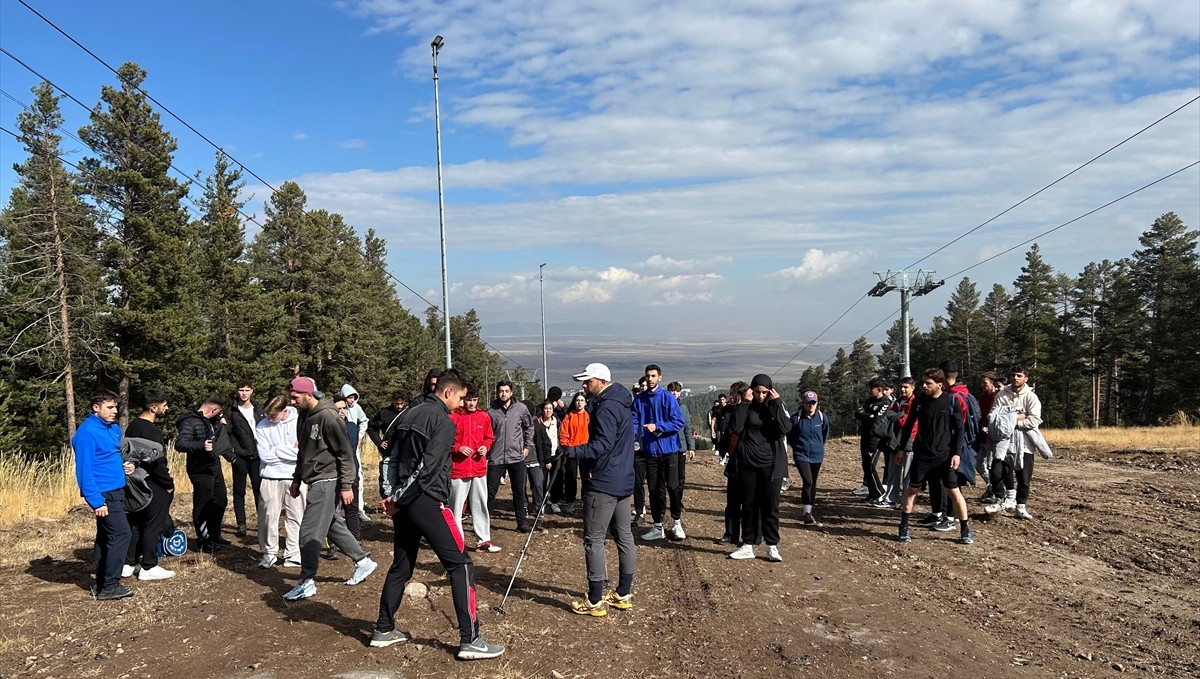 Kars'ta üniversite öğrencileri doğa yürüyüşü sırasında kayak pistinde temizlik yaptı