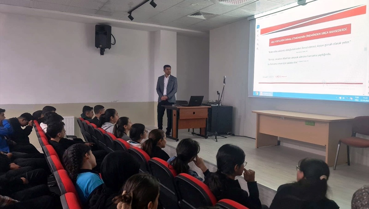 Keban'da "Peygamberimiz ve Aile Ahlakı Konferansı" düzenlendi