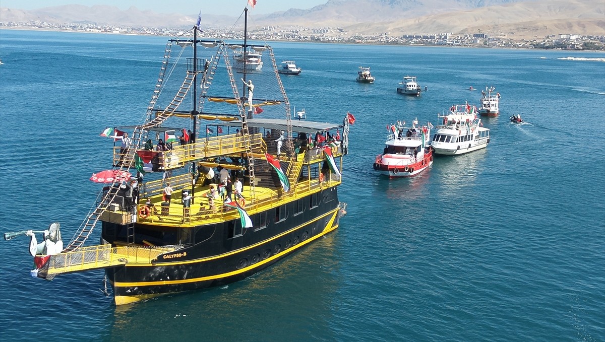 Küresel Sumud Filosu'na destek için tekne ve kanolarla Van Gölü'ne açıldılar