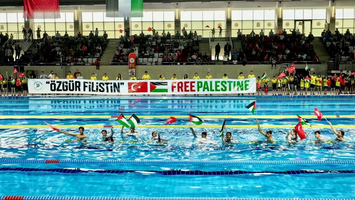 Malatya'da Gazze'deki çocuklar için "Gazze İçin Umuda Kulaç At" yüzme yarışması düzenlendi