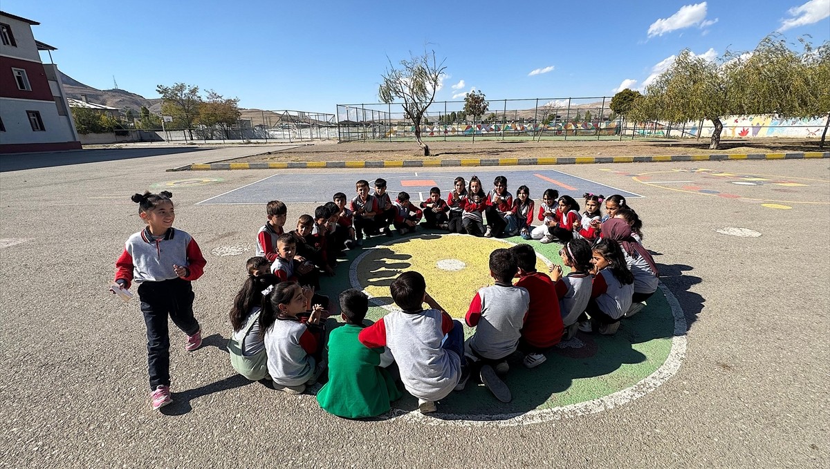Mezranın tek öğrencisi Hasret, sınıf arkadaşlarına kavuştu