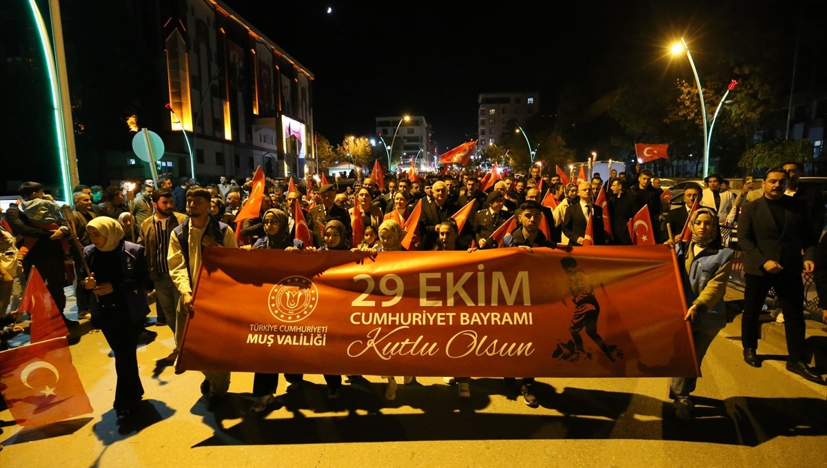 Muş'ta Cumhuriyet'in 102. yıl dönümü fener alayı ile kutlandı