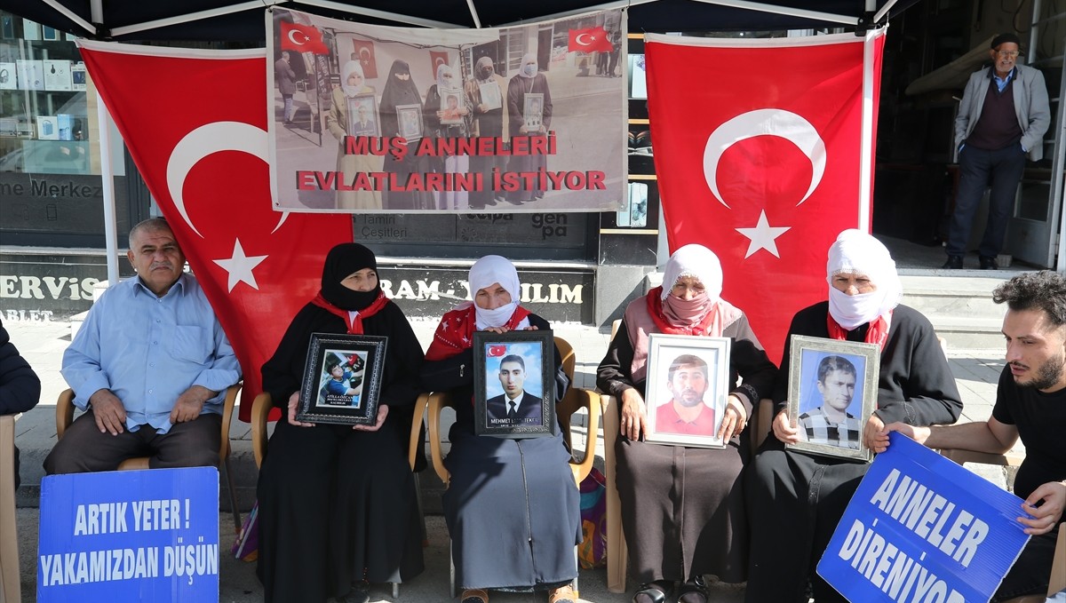 Muş'ta evlatlarına kavuşmak isteyen aileler, DEM Parti önündeki eylemlerini sürdürdü