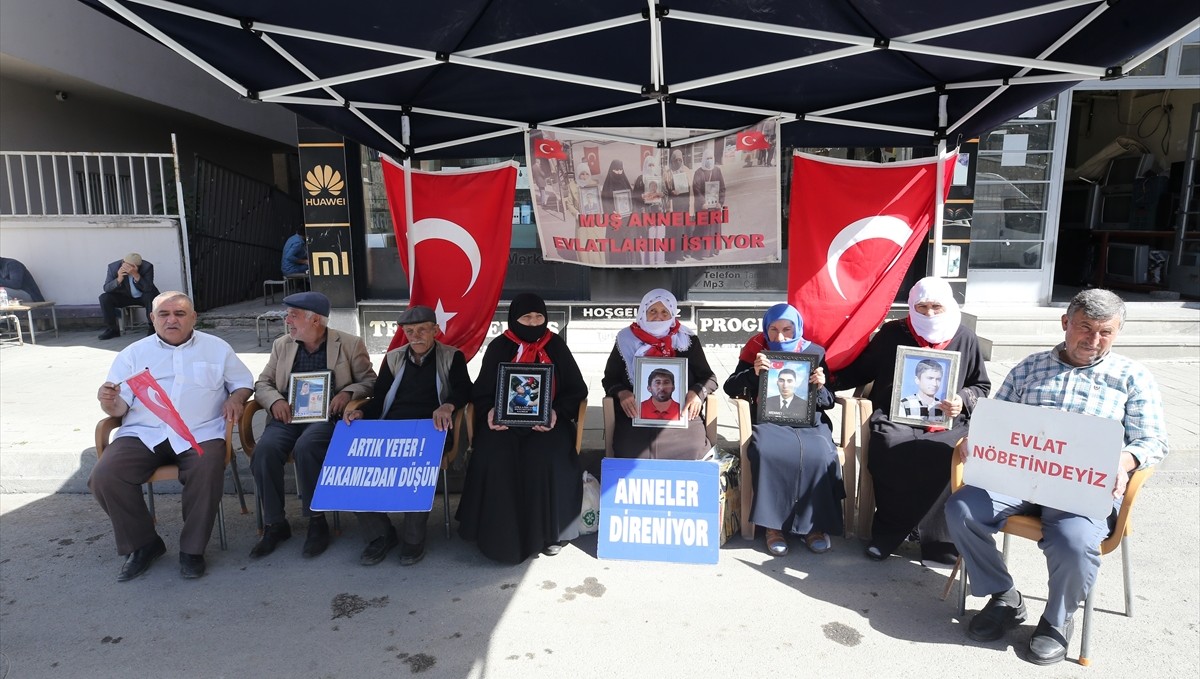 Muş'ta evlatlarına kavuşmak isteyen aileler, DEM Parti önündeki eylemlerini sürdürdü