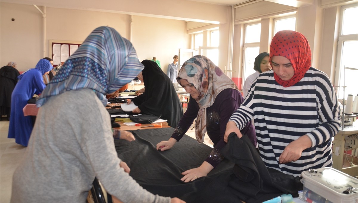 Muş'ta kadın kursiyerler, çocuklar için hırka üretecek