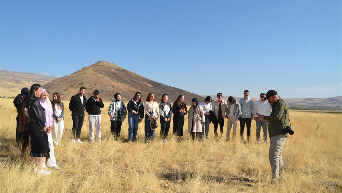 Muş'ta kursiyerler tarihi mekanları ve doğal güzellikleri görüntüleyerek fotoğrafçılığın inceliklerini öğreniyor