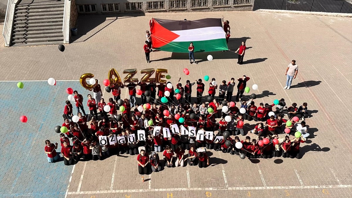 Muş'ta öğretmen ve öğrenciler, Filistin'e destek için gökyüzüne balon bıraktı