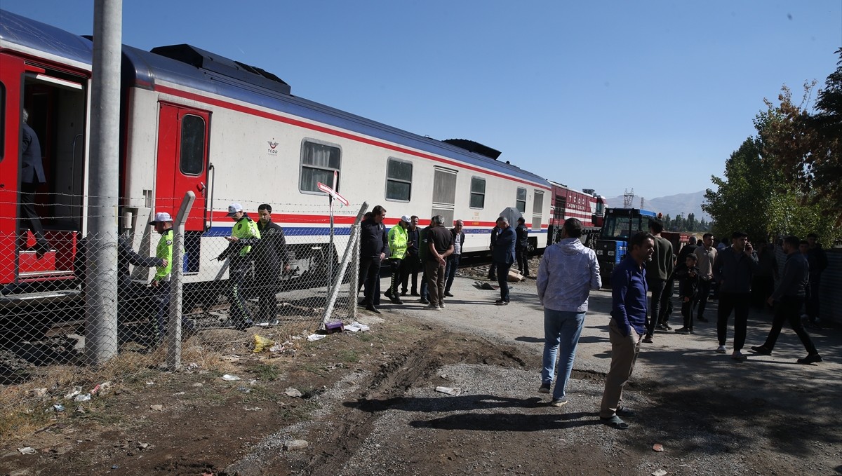 Muş'ta trenin çarptığı servisteki 17 öğrenci yaralandı