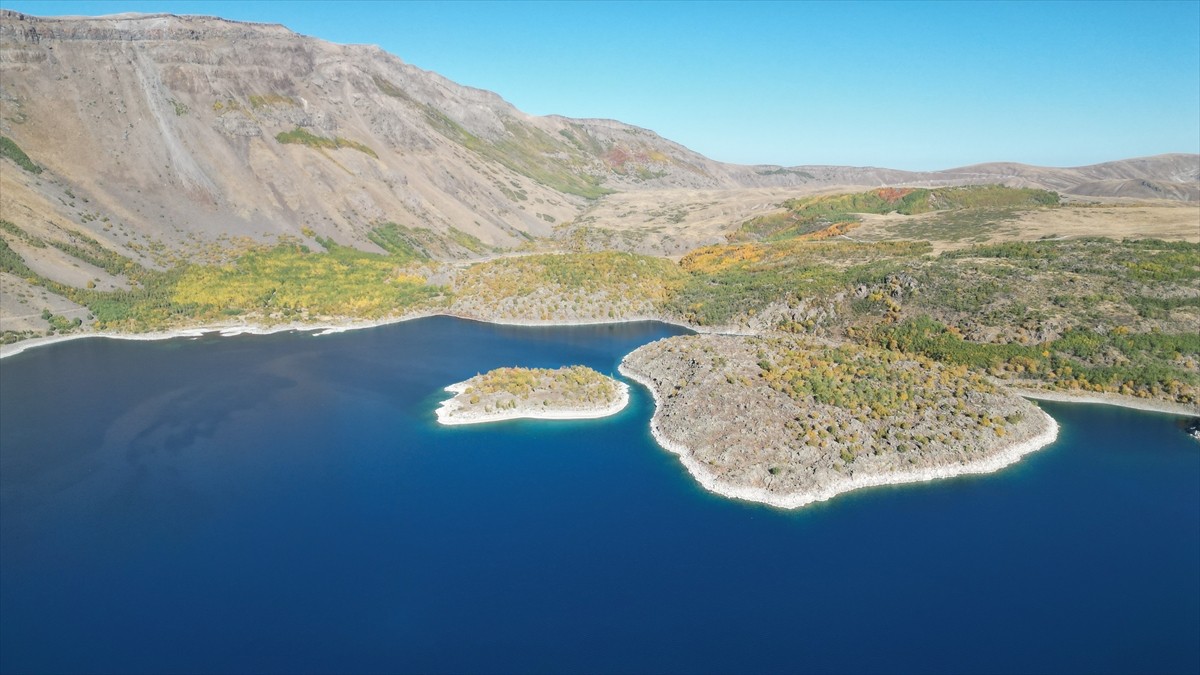 Nemrut Krater Gölü'nün çevresi sonbahar renklerine büründü