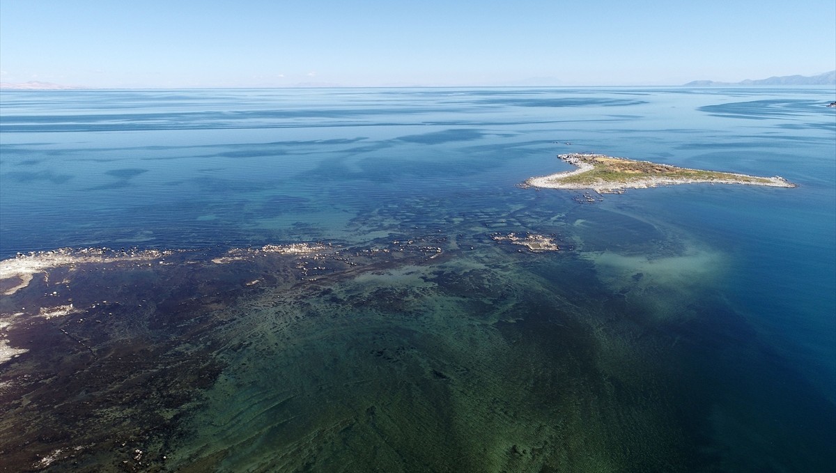 Sıcak hava ve kuraklık Van Gölü'nde buharlaşmayı artırdı