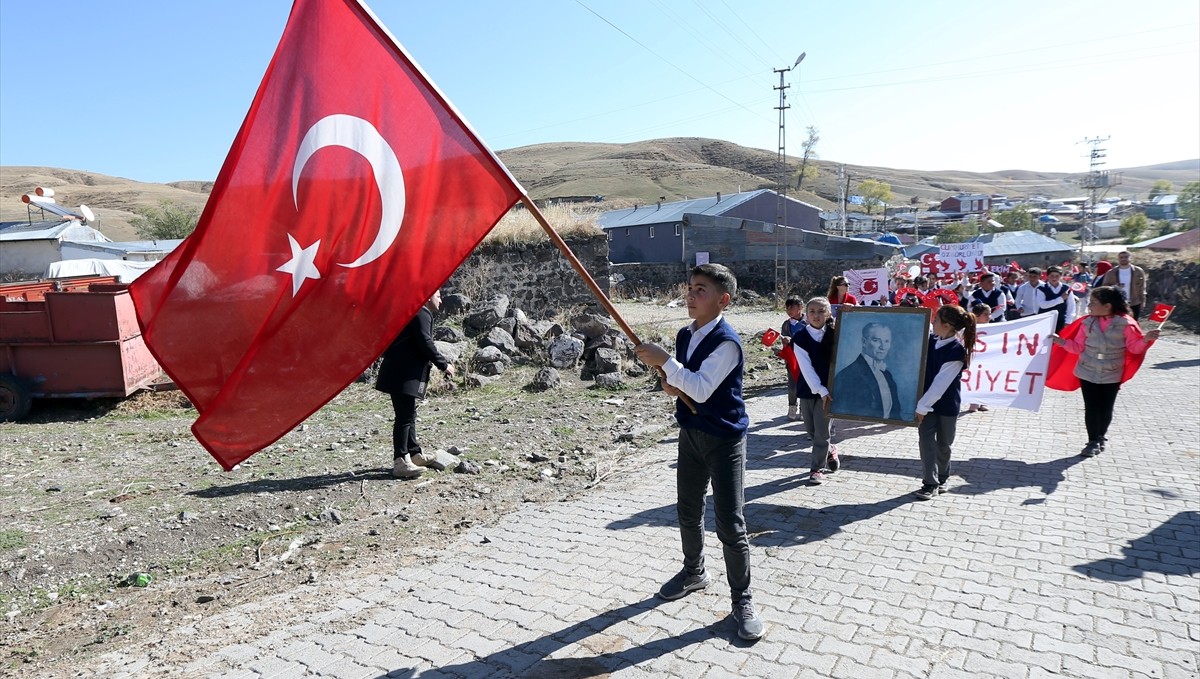 Sınır köyünde yürekleri ısıtan Cumhuriyet coşkusu