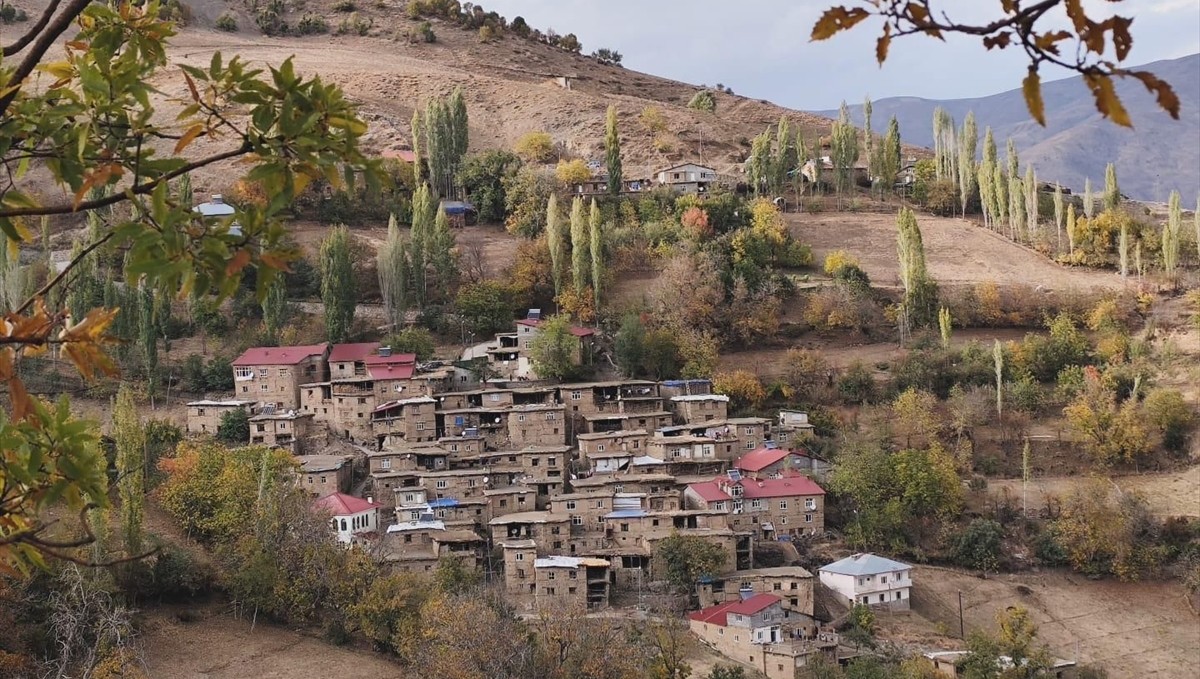 Sonbahar renklerine bürünen Hizan, doğaseverleri ağırlıyor