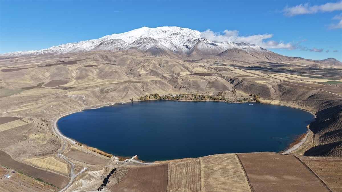 Süphan Dağı zirvesine kar yağdı