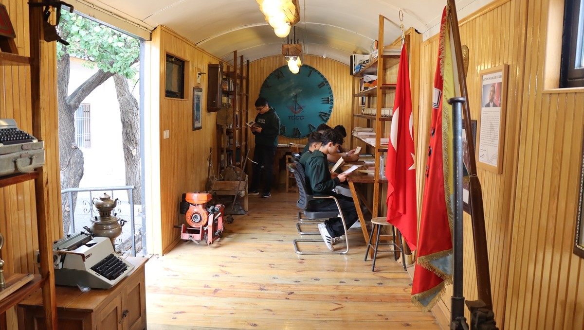 Tarihi gardaki "vagon kütüphane ve müze" tarih ve bilgiyle dolu