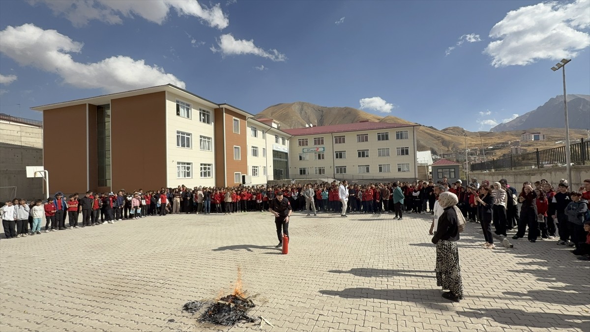 Van, Hakkari, Bitlis ve Muş'taki okullarda afetlere karşı eş zamanlı tatbikat yapıldı