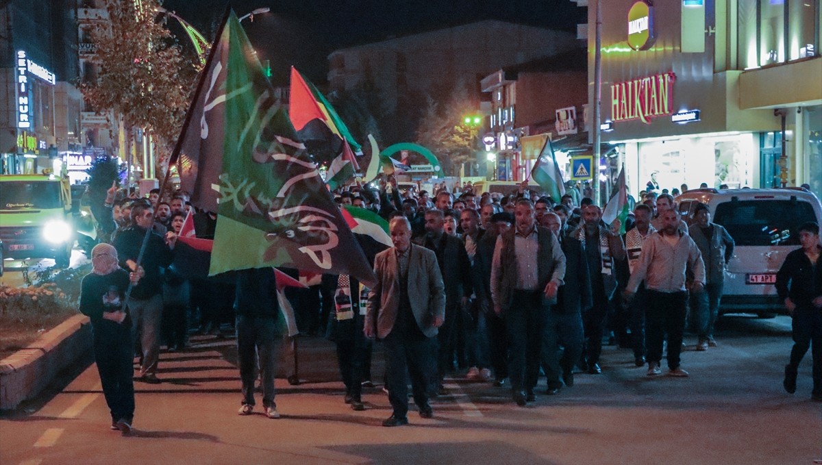 Van'da binlerce kişi İsrail'in Gazze'ye yönelik saldırılarını protesto etti