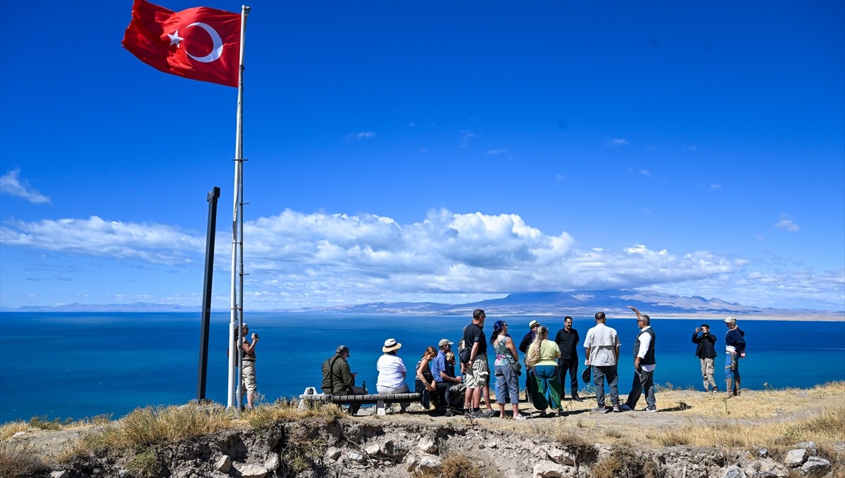 Van Gölü manzaralı Ayanis Kalesi turistlerin uğrak noktası oldu