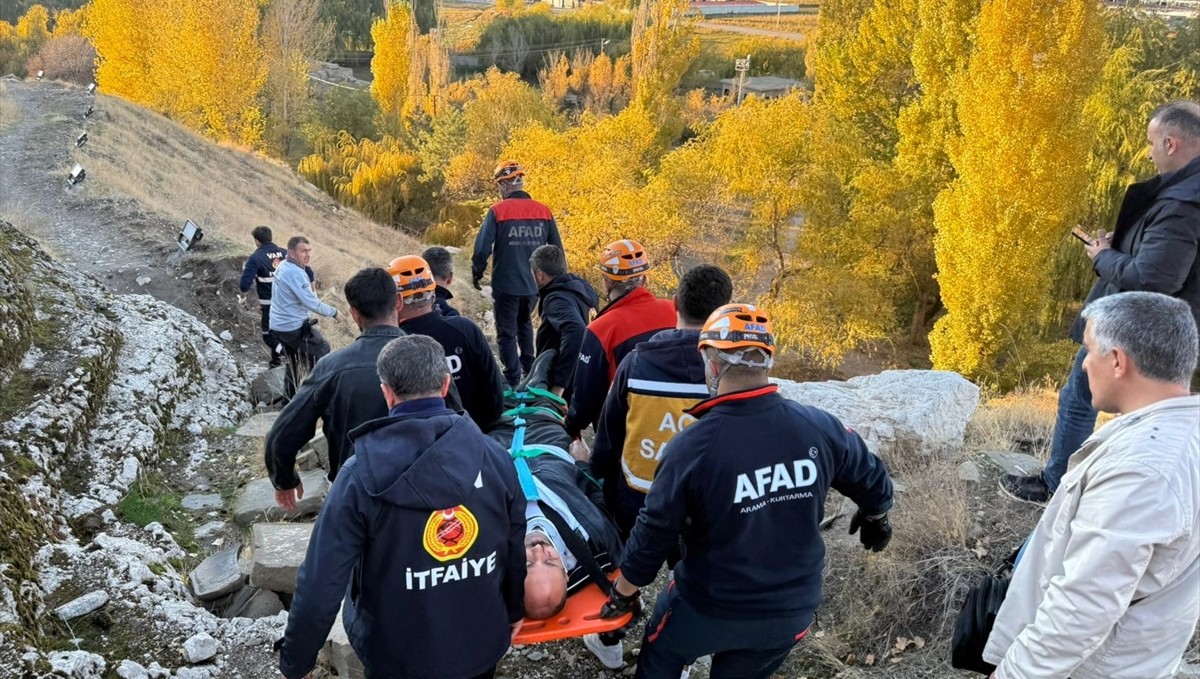 Van Kalesi'nde kayalıktan düşen kişi ekiplerce kurtarıldı