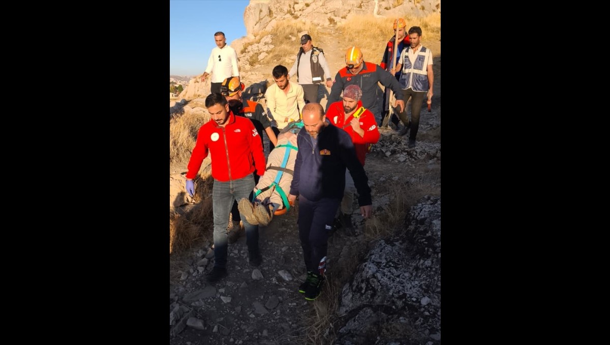 Van Kalesi'nde kayalıktan mağaraya düşen Alman turist hastaneye kaldırıldı