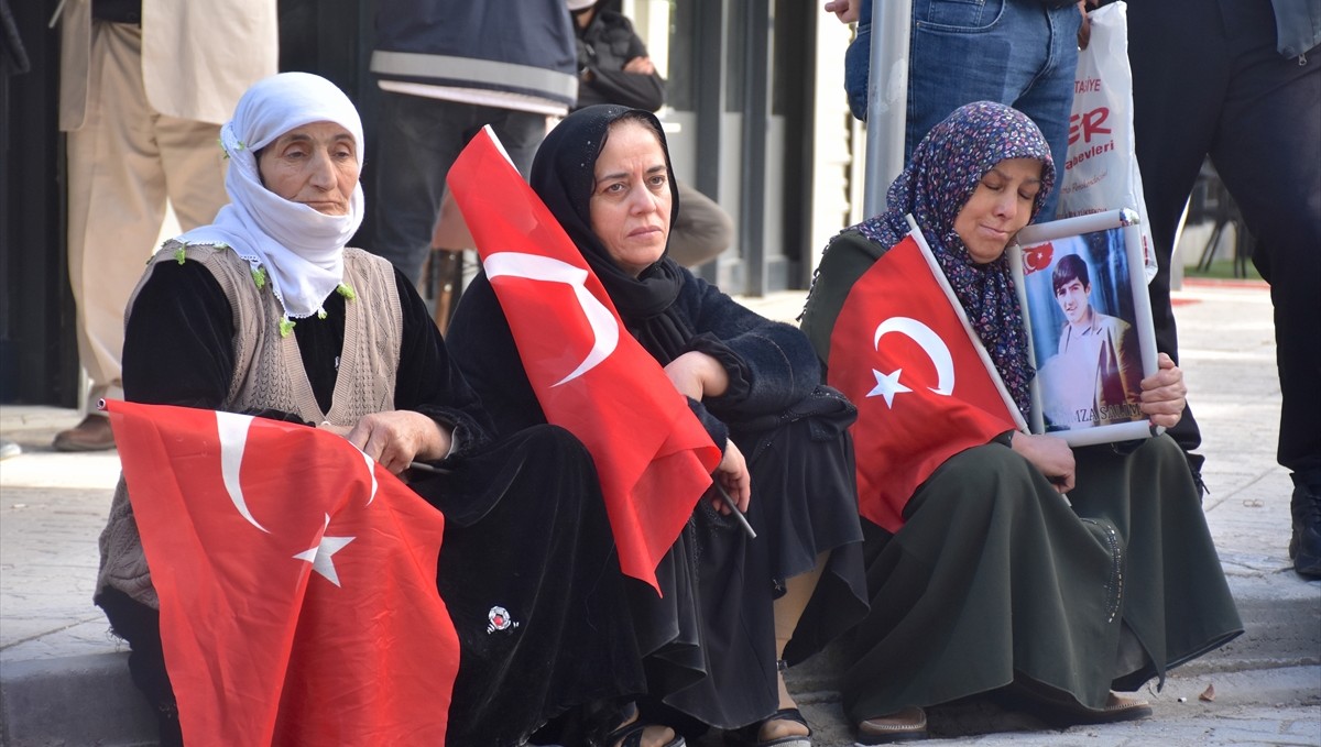 Vanlı aileler, DEM Parti İl Başkanlığı önündeki eylemlerini sürdürdü