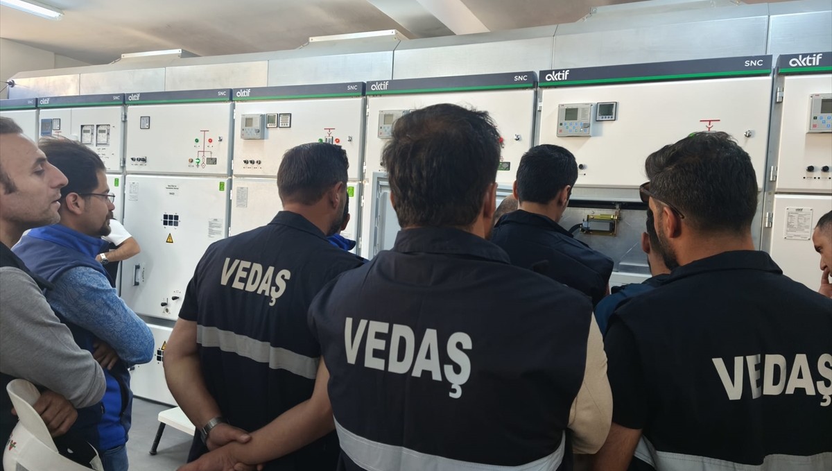 VEDAŞ'ın teknik personeli rüzgar enerji santralini ziyaret etti