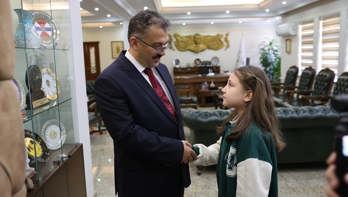 Yağmur altında İstiklal Marşı'nı okuyan ilkokul öğrencisine Iğdır Valisi Turan'dan ödül