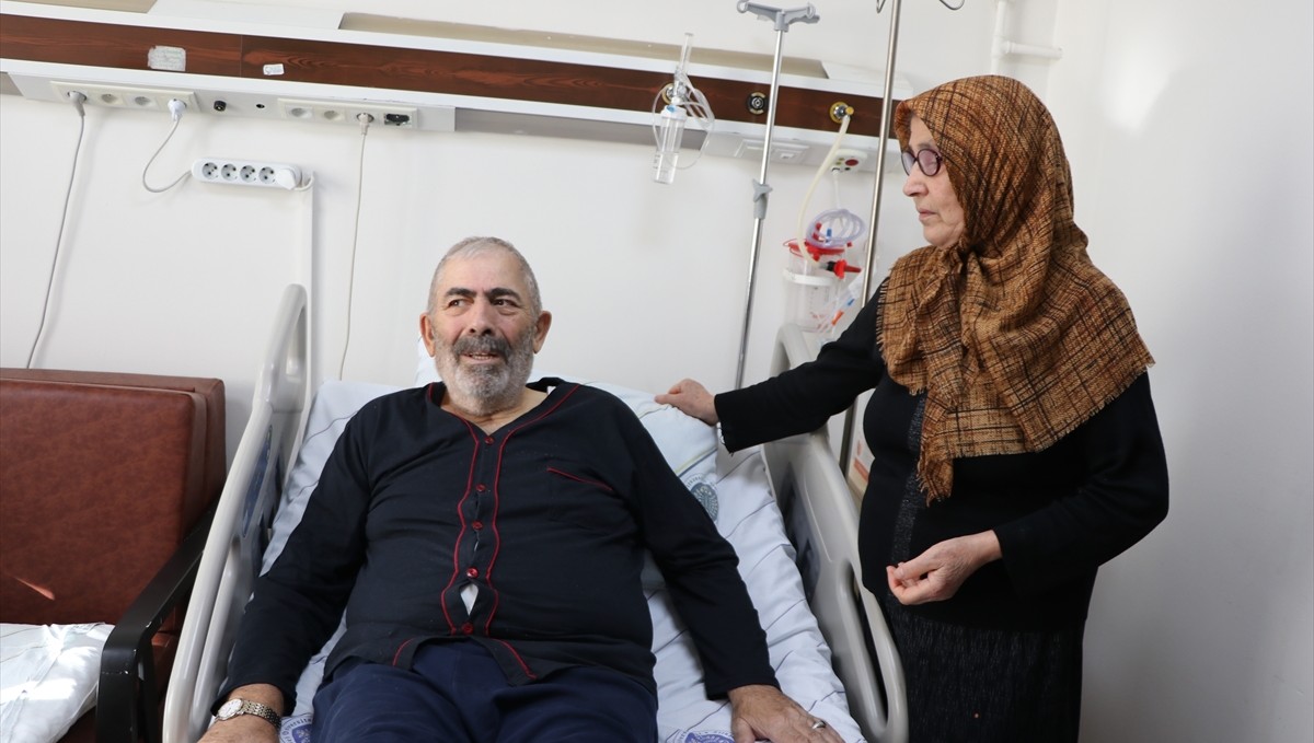 15-20 gün içinde nakil olmazsan öleceksin denilen baba, kızının bağışıyla hayata tutundu