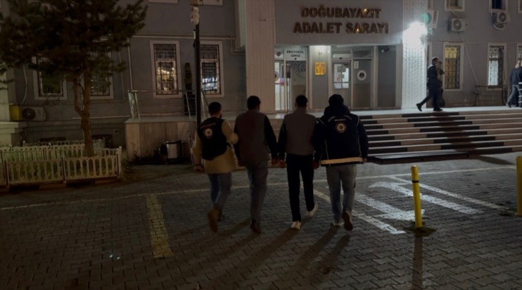 Ağrı'da metruk bir evde 14 düzensiz göçmen yakalandı