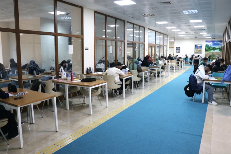 modern kütüphanede öğrenciler hazırlanıyor mimarideki Ağrı