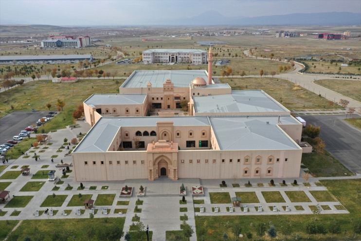 Ağrı'da öğrenciler İshak Paşa Sarayı'na benzer mimarideki modern kütüphanede geleceğe hazırlanıyor