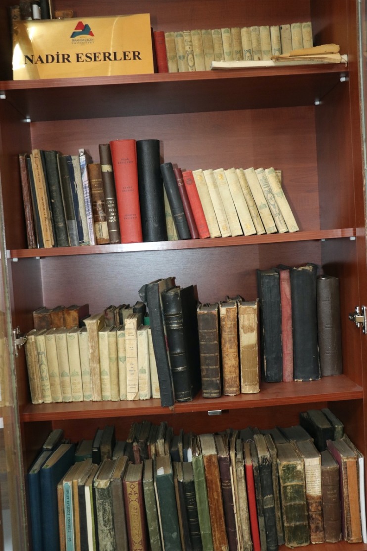 kütüphanede Ağrı