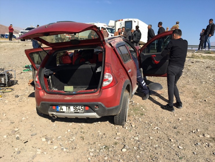 kişi otomobille sürücüsü 2 öldü, ağır çarpışan yaralandı minibüsün Ağrı