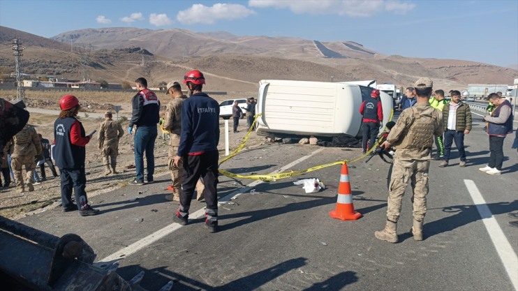 kişi sürücüsü öldü, 2 ağır minibüsün Ağrı