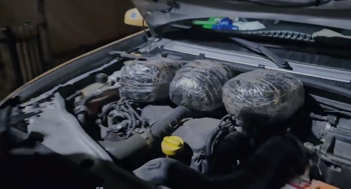 Ağrı'da taksinin ön kaputunda 3 kilo 154 gram uyuşturucu ele geçirildi