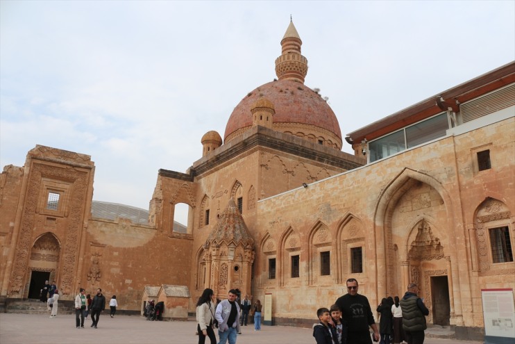 Ağrı'daki İshak Paşa Sarayı'nda ara tatil yoğunluğu yaşanıyor