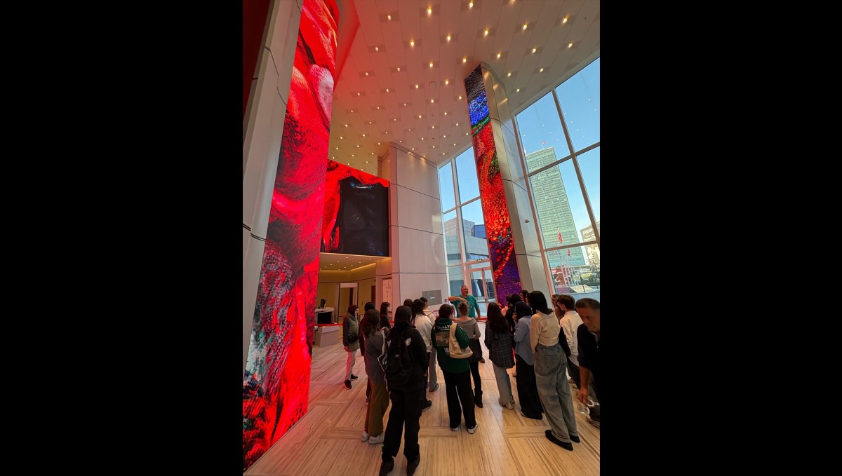 Akbank Refik Anadol'un yapay zeka eserini öğrencilerle buluşturmaya devam ediyor